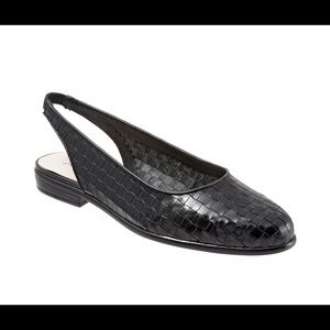 Trotters Lucy Black Flat Sandals